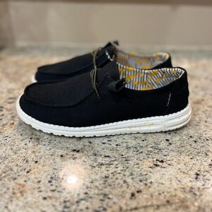 Hey Dude Wendy canvas shoes…size 8… Back Banana like NEW!!! Awesome condition!
